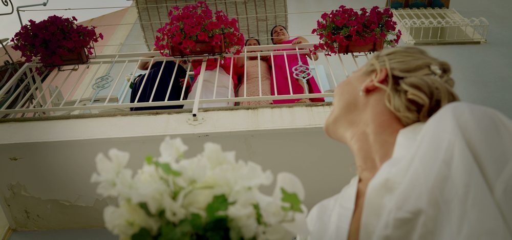 La sposa tra i fiori sul balcone, Procida