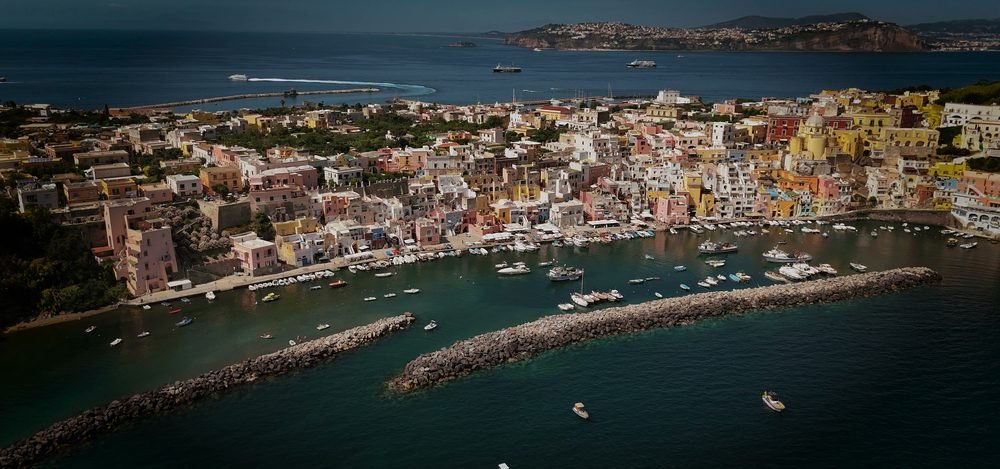 Il porto di Procida dall'alto