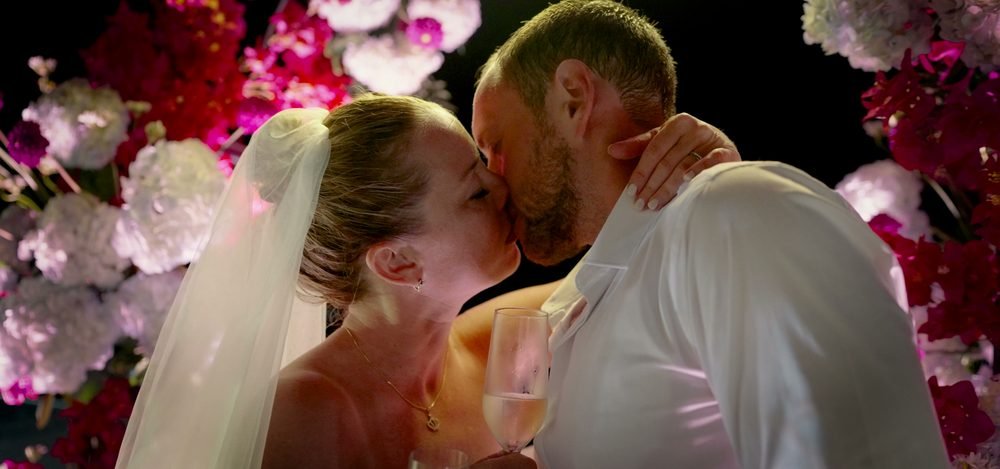 Un bacio sotto l'arco di fiori